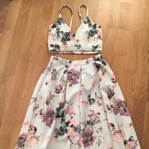  - Underbart set från Boohoo! Kjolen är vadlång. 🌺🌸☘ 