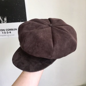  - Keps/hatt i baker boy-stil (elastisk -se bild 3) Schysst höstaccessoar!!