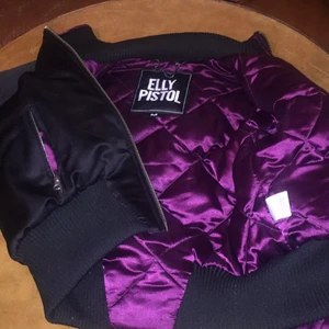  - Elly pistol bomberjacka nypris 999:- använd i knappt en månad. Perfekt höst / vinterjacka :)