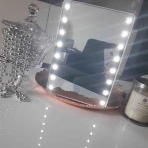  - En super bra spegel när man ska ficksa sig och lamporna är så himla starka och bra🥰