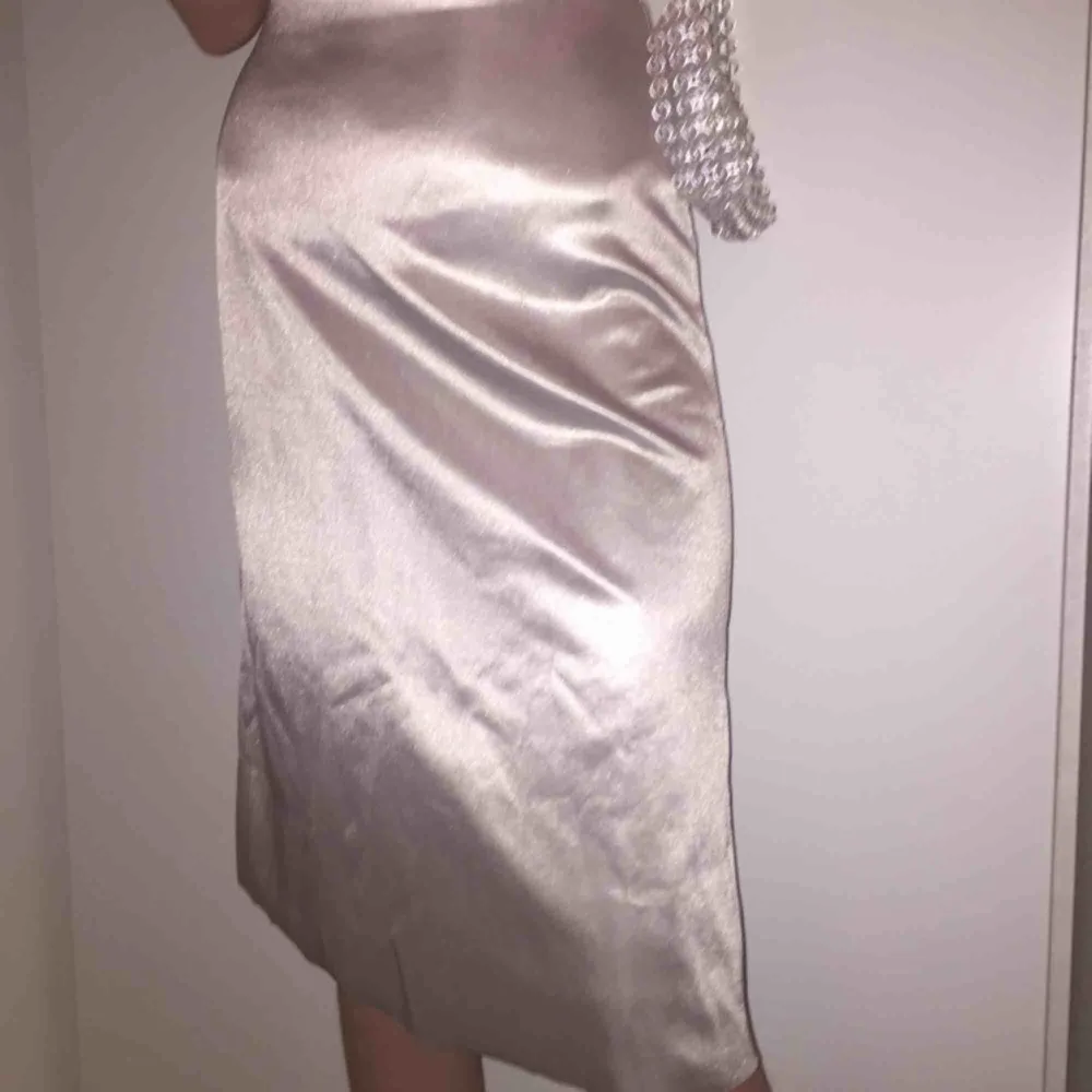 Sjukt snygg ”siden”kjol i grå/beige/vit nyans, knappt använd. Kjolar.
