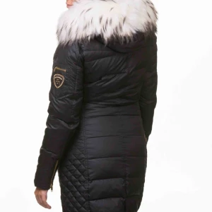  - Säljer min rock and blue jacka med äkta päls. Den är endast använd en vinter och är i bra skick!   Nypris: 3000kr  Jackan kan endast hämtas upp i Malmö