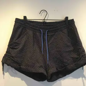 Adidas shorts i mjukt material. Dragsko i midjan och på sidorna. 