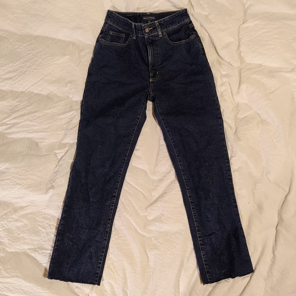 Marc O'Polo jeans.  Storlek 34 står det på etiketten,  passar storlek XS ( midjemått 64 cm,  längd 92 cm)  Jag har klippt av dem längst ned så kanten är 