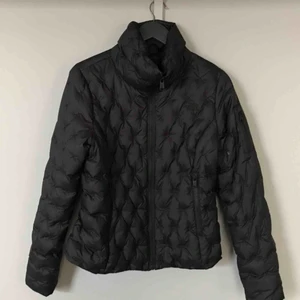  - Helt oanvänd the North face dunjacka inköpt förra året. Snygg slimmad modell, säljs pga fel storlek. Liten medium. Postas eller möts upp i centrala Stockholm. Köparen står för frakt.