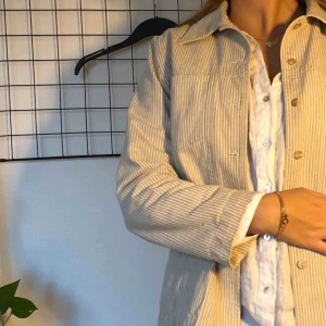  - Vintage jacka från Mac Scott! Sitter som S Tjejen på bilden är 165 cm! 