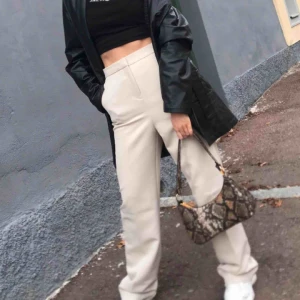  - Tråkigt nog så Säljer jag mina skit snygga kostymbyxor från asos pga att de tyvärr är lite stora på mig som är väldigt petite. Skriv vid intresse! Jag är 1,59 passar mig och även ngn som är längre eftersom de är långa på mig och hänger på skorna:)