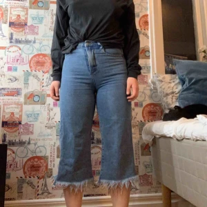  - Snygga flare jeans som går till anklarna med fransar/slitningar. Storlek UK 8, skulle säga att de är som 36. Köpta från asos. Fri frakt 🌈👩‍❤️‍💋‍👩🥰💪🏼