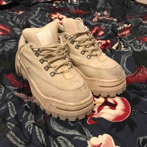  - Eytys angel. Använda och lite smutsiga men går säkert att tvätta på nåt sätt. Annars hela och såklart fetsnygga 