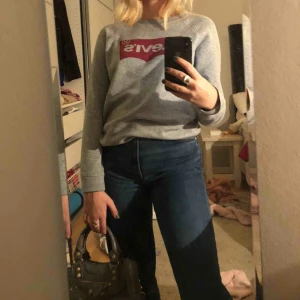  - Grå collage tröja från Levis ❤️ Köpt för 650kr 