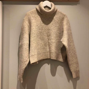  - Stickad tröja från Weekday i storlek S. 48% merinoull, 33% polyamid, 16% alpacka och 3% elastan. I jättefint skick. 🦙