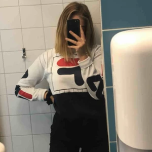  - Snygg sweatshirt från Fila, inga skador, fläckar eller liknande 