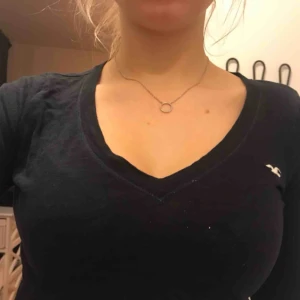  - Skön långärmad marinblå tröja från Hollister  