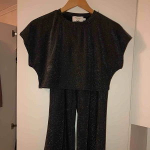  - Ett fint glitterset från Hannalicious kollektion på nakd. Använt två gånger, byxorna i storlek xxs och toppen i xs. 