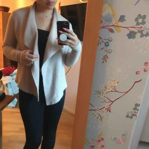  - En galet mysig stickad kofta som man kan stänga igen med två knappar (se bild tre)