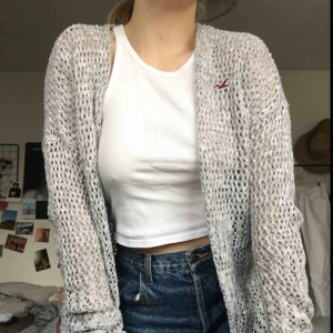  - KOFTA FRÅN HOLLISTER  Perfekt kofta för vintern! Virkad grå kofta som passar perfekt till layering och till att ha över ett snyggt linne!  