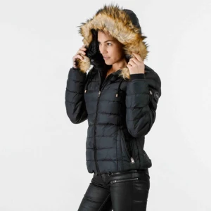  - Jacka från Polo Club Fake päls Hål i ena fickan, annars bra skick Köpt för 1500kr  Frakt tillkommer  Skriv privat för egna bilder❣️