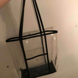  - Säljer en genomskinlig väska, hör av dig om du är intresserad 💕💕