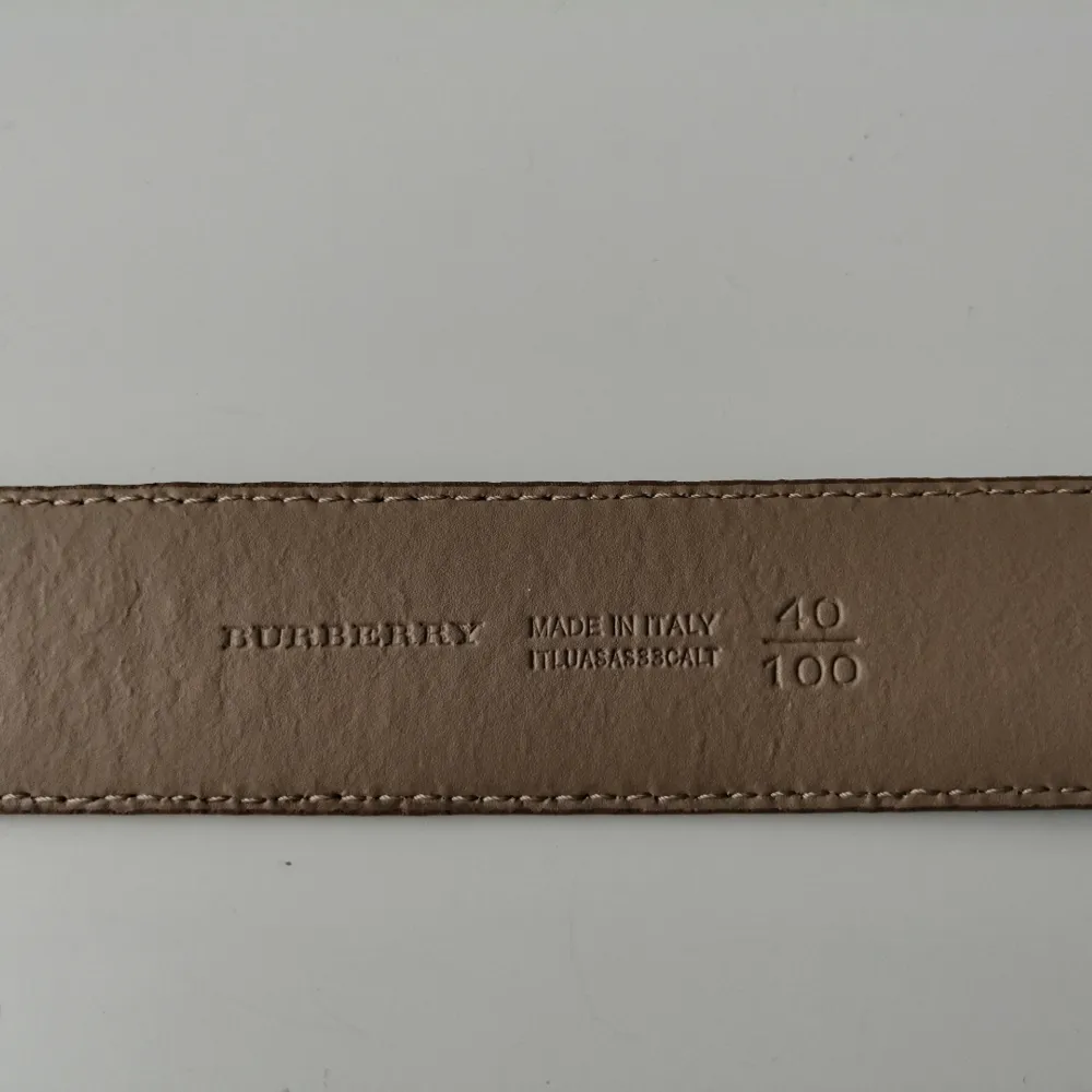Burberry  belt, excellent condition, authentic,                size: 100cm, write me for more info and pics. Accessoarer.