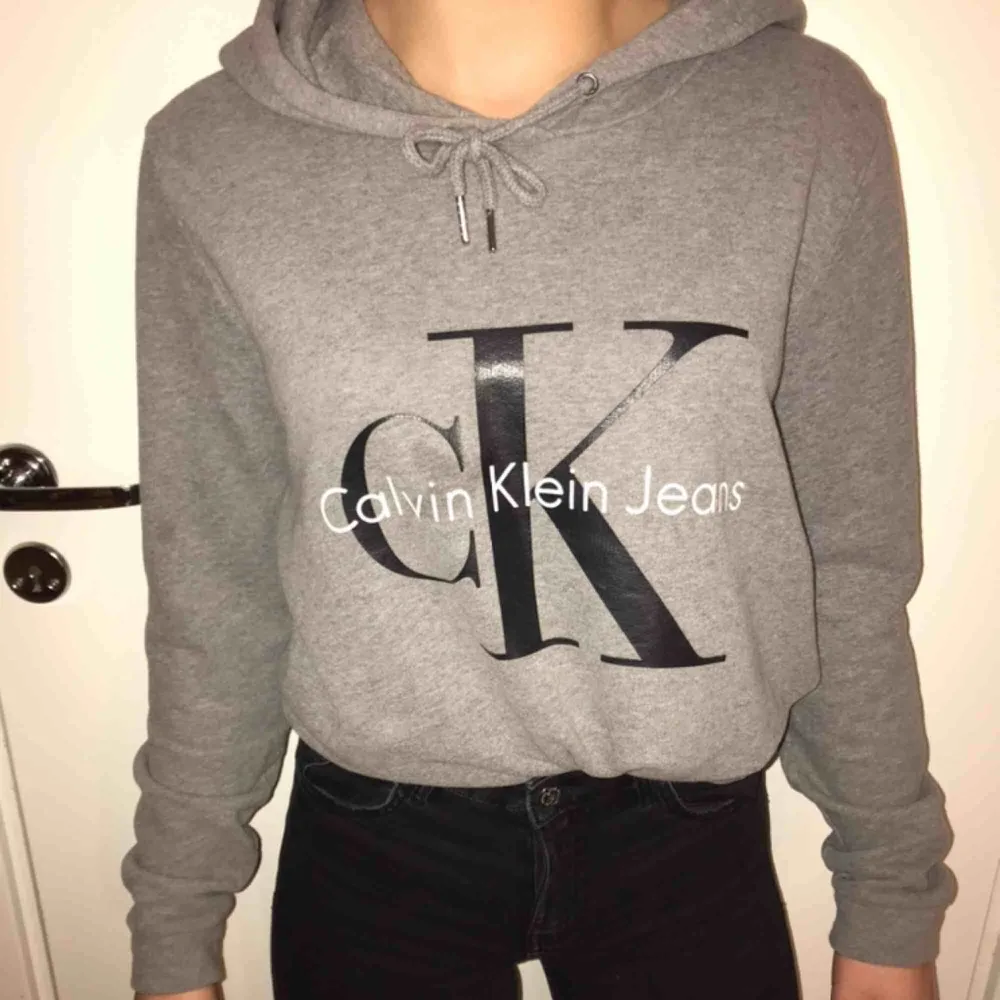 Säljer nästan oanvänd Calvin Klein hoodie som köptes för 1000kr men säljs nu för 750kr. Pris kan diskuteras. Jättefin men passar inte mig längre. Kan frakta eller mötas upp :) . Hoodies.