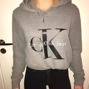 Säljer nästan oanvänd Calvin Klein hoodie som köptes för 1000kr men säljs nu för 750kr. Pris kan diskuteras. Jättefin men passar inte mig längre. Kan frakta eller mötas upp :) 