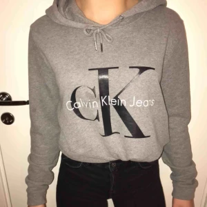  - Säljer nästan oanvänd Calvin Klein hoodie som köptes för 1000kr men säljs nu för 750kr. Pris kan diskuteras. Jättefin men passar inte mig längre. Kan frakta eller mötas upp :) 