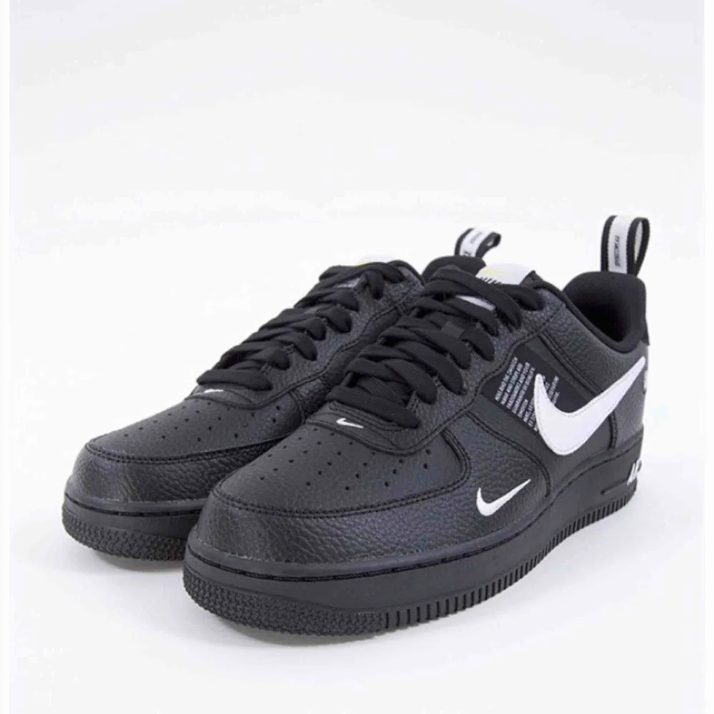 Säljer nu mina älskade Nike air force utility, pågrund av att dom tyvärr inte kommer till användning längre. Originalpriset ligger ungefär på 1000kr. Skitcoola skor som passar till allt. Kan mötas upp i Sthlm eller frakta (ingår ej i priset).. Skor.