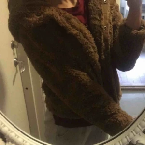  - Säljer min jätte gulliga jacka från vero Moda ,fluffig ,skön och varm perfekt nu till vintern!!Köparen står för frakt annars kan vi möttas upp i uppsala💞 