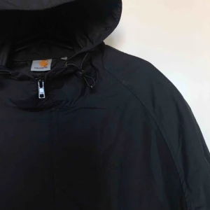  - Carhart vindjacka med luva i storlek M (köpt på herr så lite större M) använd men helt utan defekter.  Möts upp eller fraktar, fraktkostnad tillkommer  