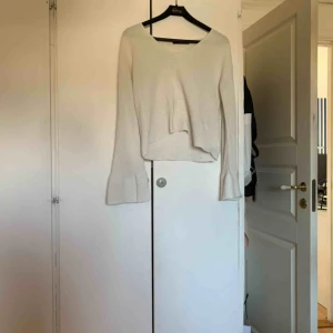  - Snygg stickad tröja med utsvängda ärmar