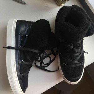  - Varma och snygga skor från Joshua Sanders💖 köpta för över 2000kr för några år sedan så de har några år på nacken💖 kan gå ned i pris lite grann! Frakt tillkommer