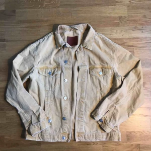  - Gul jeansjacka från zara, lite sliten(Retro) i modellen! Superfin! Lite mer gul än vad som syns på bilden 