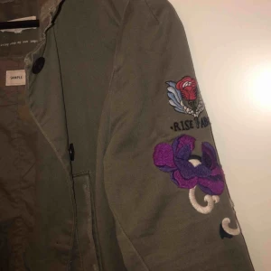  - En grön odd Molly jacka! Storlek: 1 Skit cool och snygg då ryggen gör den mer speciell lch blommorna på sidan av armarna!💚 Inte min stil därför jag säljer den