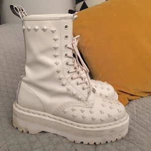  - Vita Dr Martens i platå med nitar. Sparsamt använda! Säljes pga har för mycket skor! :) OBS en nit borta på ena skon, se bild. möts upp i sthlm annars står köparen för frakten. 