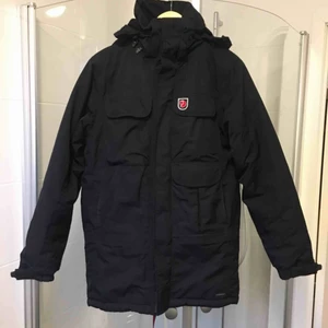  - Jättevarm och snygg jacka från Fjällräven! Har knappt använt den i ett år. Säljes för att den är för liten för mig. Finns pälskrage till luvan också. Jackan heter Kodiak och tål kyla extremt bra.  