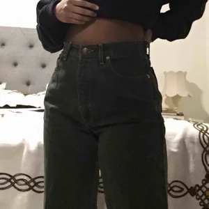  - mörkgröna jeans från Levi’s i momfit. pris kan diskuteras och frakt betalas av köpare