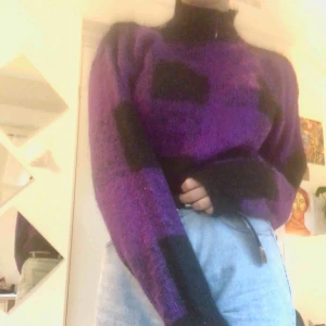  - Det är en lila och svart tjocktröja. Den är gjord på bomull så den är mycket varm. Den har också knapar på sidan. Pris + frakt :)