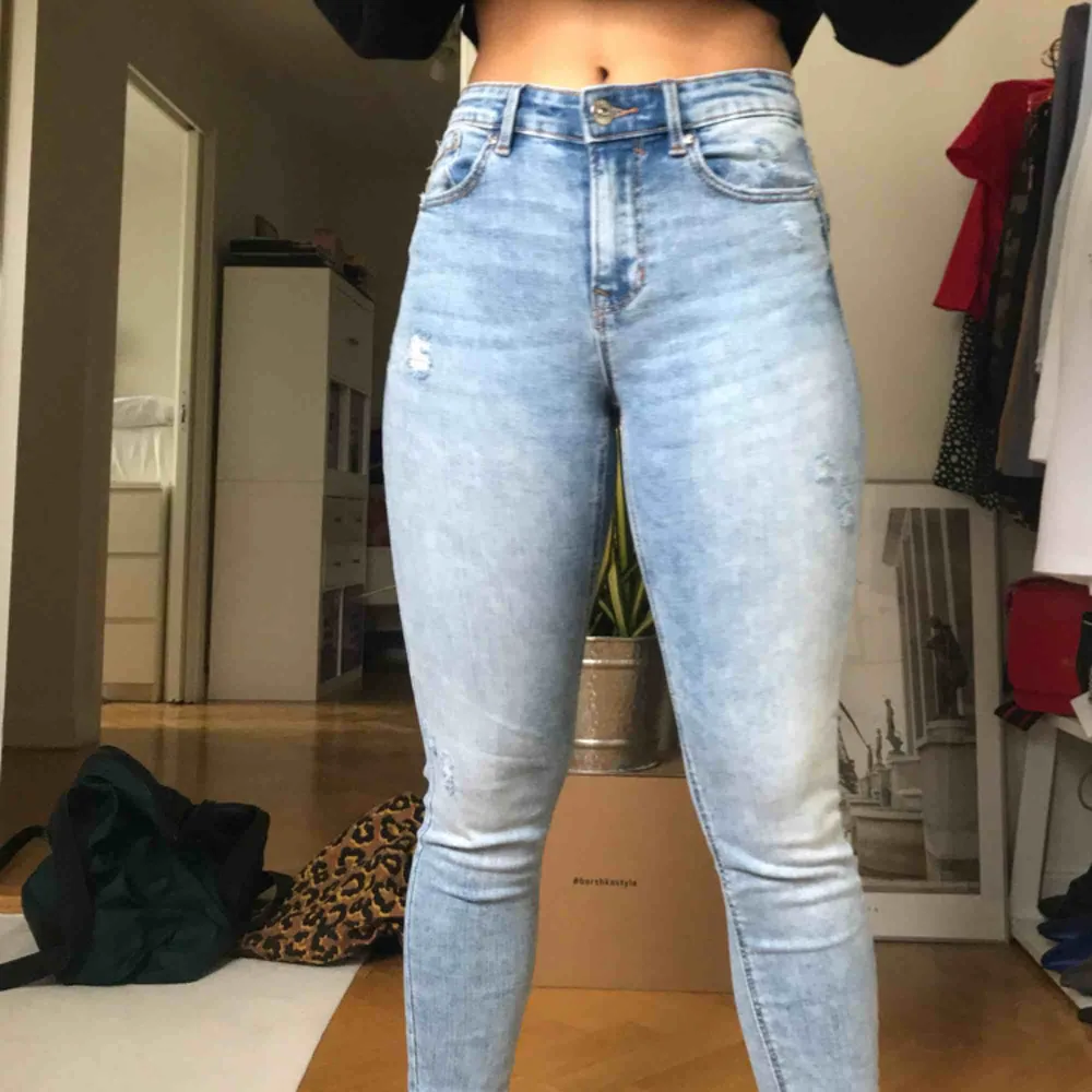 Balla jeans från stradivarius😇 Sitter väldigt väldigt snyggt på och jag har bara använt dem en gång! Frakt tillkommer😁. Jeans & Byxor.