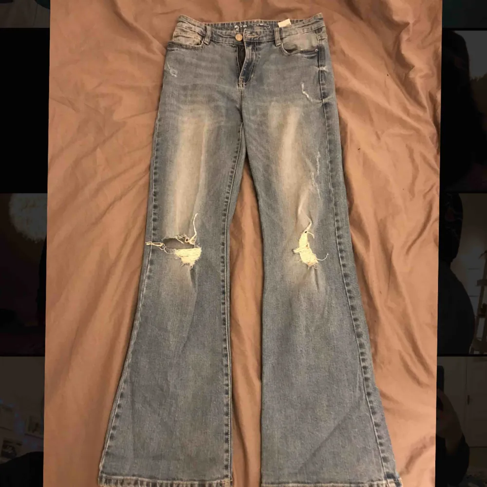 Bootcut jeans i en blå fin nyans! Storlek M använda ett fåtal gånger! Köpta för 399kr. Frakt tillkommer!. Jeans & Byxor.