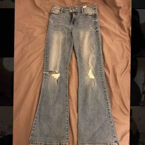  - Bootcut jeans i en blå fin nyans! Storlek M använda ett fåtal gånger! Köpta för 399kr. Frakt tillkommer!