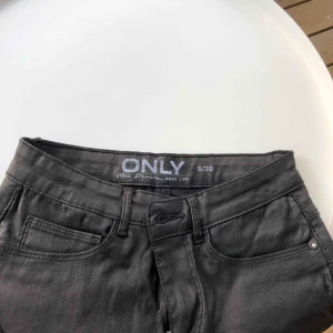  - Svarta skinnbyxor. Använda fåtal gånger. Köpta från Nelly, märket Only. Storlek S. Fraktar!