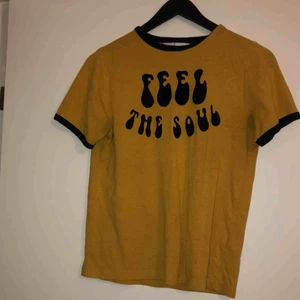  - Säljer denna pärla pga används aldrig längre. Gul t-shirt med trycket Feel the soul. Står ingen storlek men gissar på S/M. Använd några gånger men inget fel på den! Möts upp i Stockholm, annars står köparen för frakten