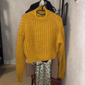  - Jättefin höstfärgad stickad tröja med polo. Använd 1 gång och är varm och skön. 