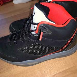 Här har ni ett par Nike Air Jordan future remix skor som är köpta i USA. Jag säljer de då de inte passar mig längre.