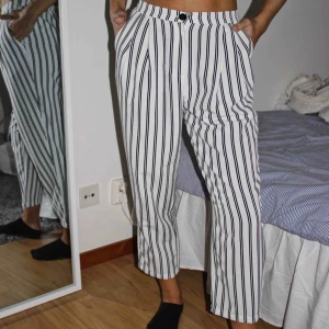  - Ett par snygga ballong-byxor som går ner till vristen! Tunna men inte genomskinliga! Köparen står för frakten!🥰