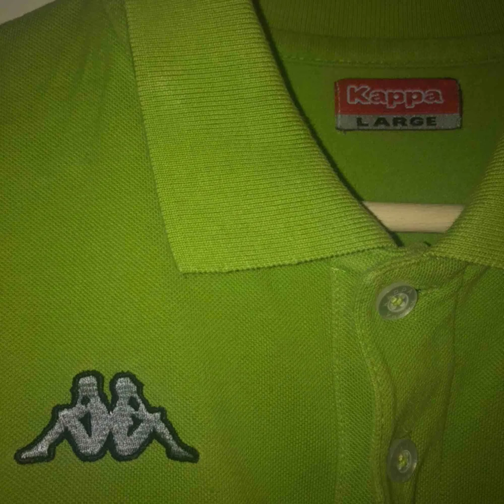 Ljusgrön kappa polo.. T-shirts.