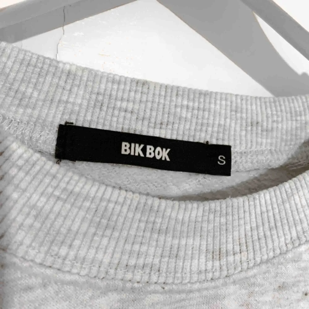 Super mysig tröja från Bikbok, verkligen en favorit men säljs på grund av att jag har för många! Finns i Trollhättan men fraktas också 🌻 köparen står för frakten❗️. Tröjor & Koftor.