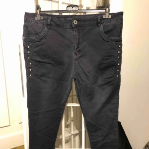  - Fina mörkblå långbyxor med blingstenar på sidorna av låren vilket gör att de passar både vardag & fest.  Endast använda 1 gång.  Storlek XL, är stretchiga.