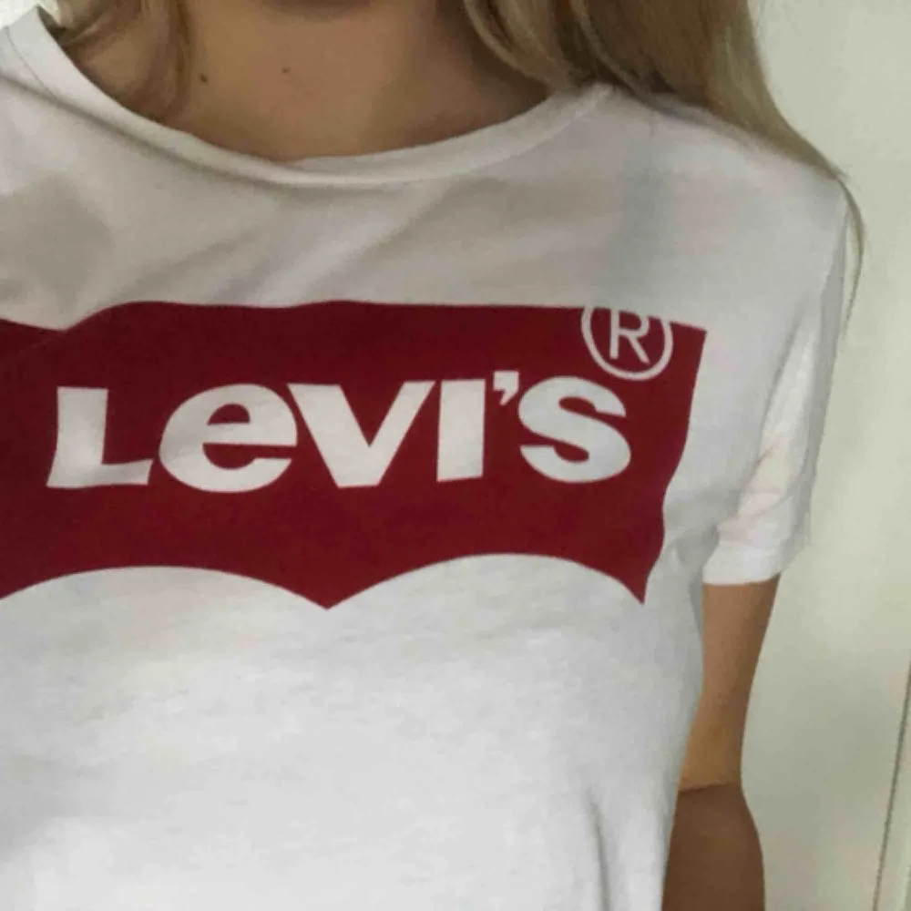 Levi’s t-shirt i fint skick! Köparen står för eventuell frakt ❤️. T-shirts.