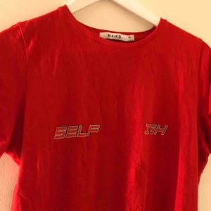 - Röd T-shirt från NA-KD med tryck i storlek XS. Köparen står för frakt på ca 50kr😜